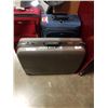 Image 2 : 3 LARGE ROLLING LUGGAGE: RICARDO, AMERCIAN TOURISTER AND SEASTAR