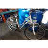 Image 1 : WHITE GIANT BIKE