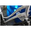 Image 2 : WHITE GIANT BIKE