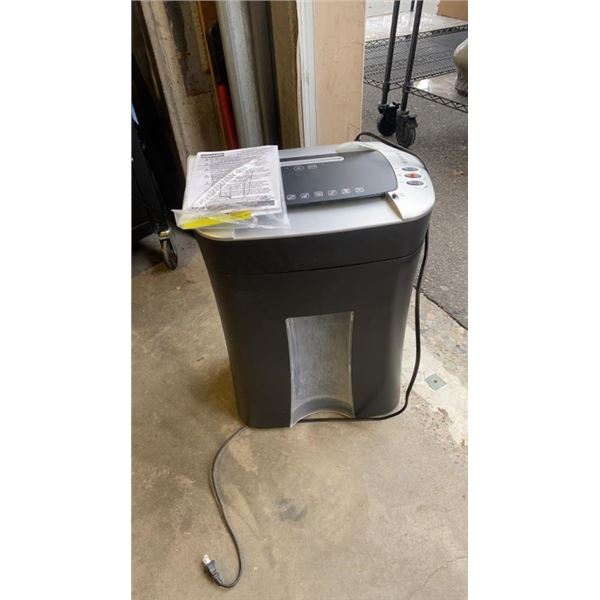 STAPLES PAPER SHREDDER