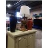 Image 1 : TABLE LAMP AND 2 VASES