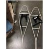 Image 3 : PAIR OF SWISS ARMY ALUMINUM WOVEN SNOWSHOES