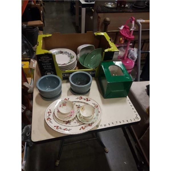 2 MAXWELL WILLIAMS BOWLS, 8 LIFE AT HOME CHRISTMAS PLATES, SNOW GLOBE AND 2 PLANTERS