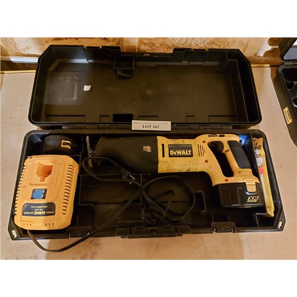 Variable speed reciprocating saw incl asst spare blades