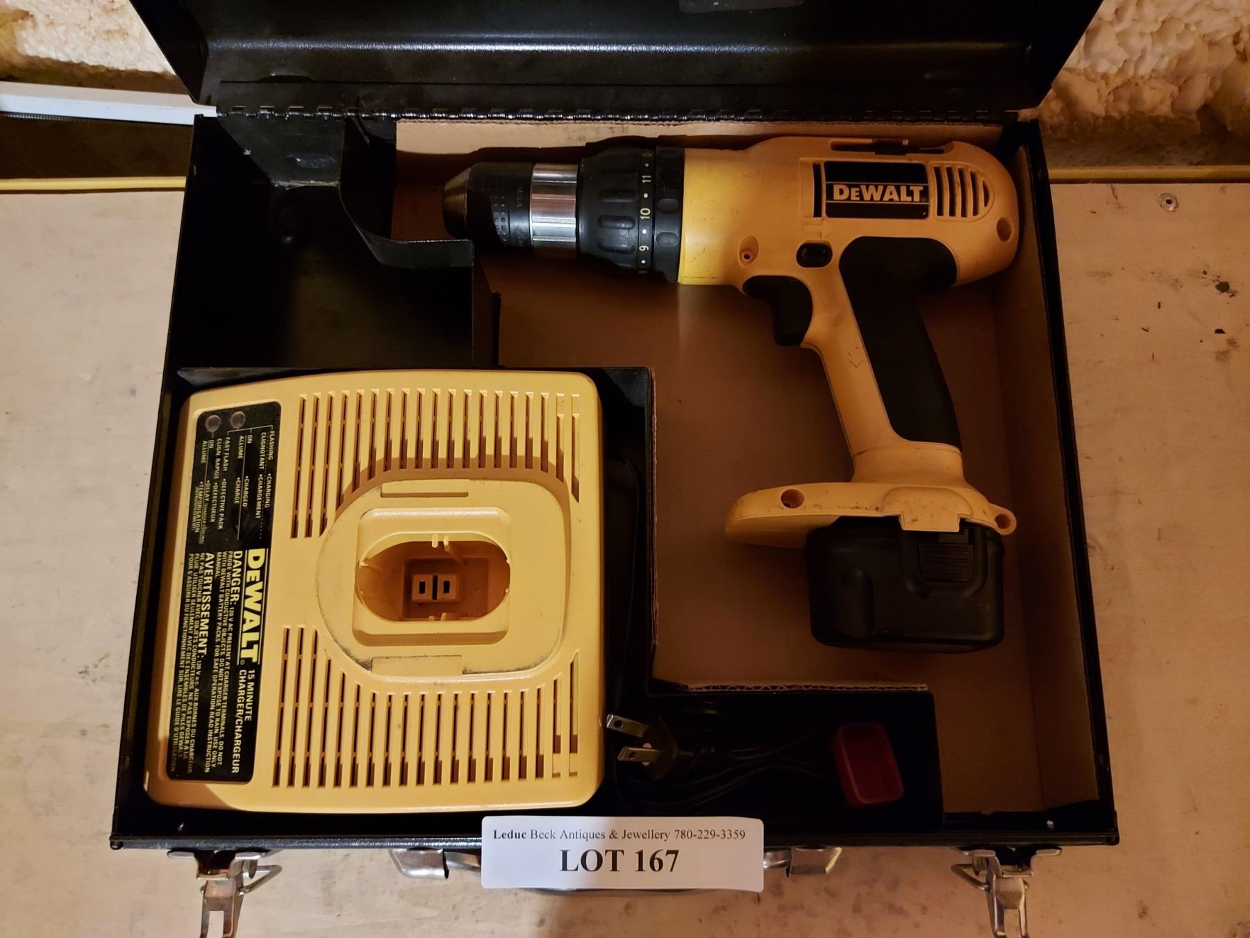 Dewalt versaclutch cordless drill, with charger and battery