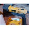 Image 2 : Dewalt 6" random orbit sander w/sanding discs