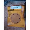 Image 3 : Dewalt 6" random orbit sander w/sanding discs