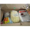 Image 2 : box of 12 gauge wads and Hulls