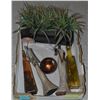 Image 1 : BOX WITH DECORATIVE HOUSEHOLD ITEMS INCL.