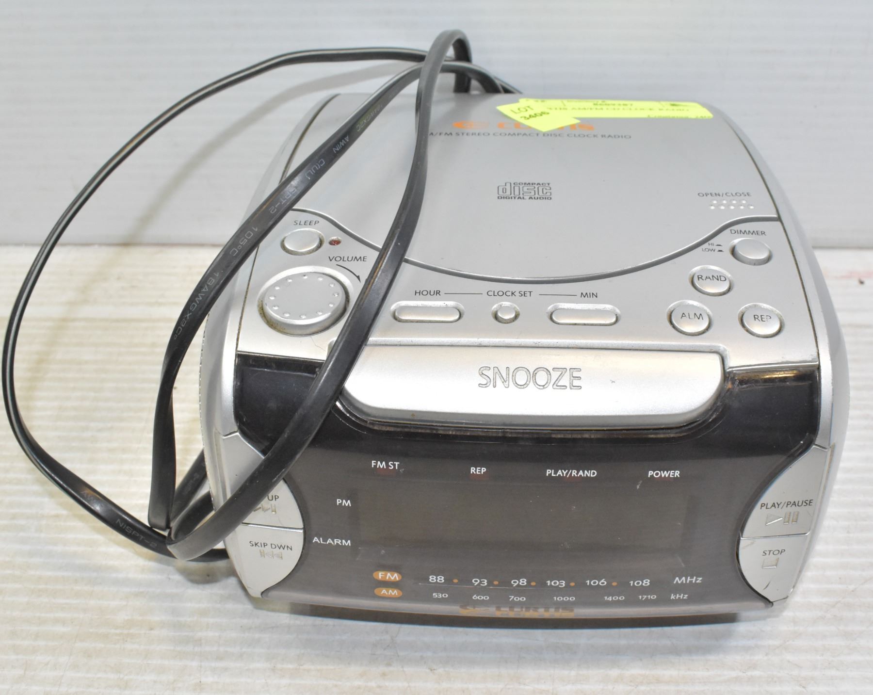CURTIS AM/FM CD CLOCK RADIO