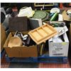 Image 1 : PALLET OF ASSORTED CHRISTMAS DECORATIONS + MORE