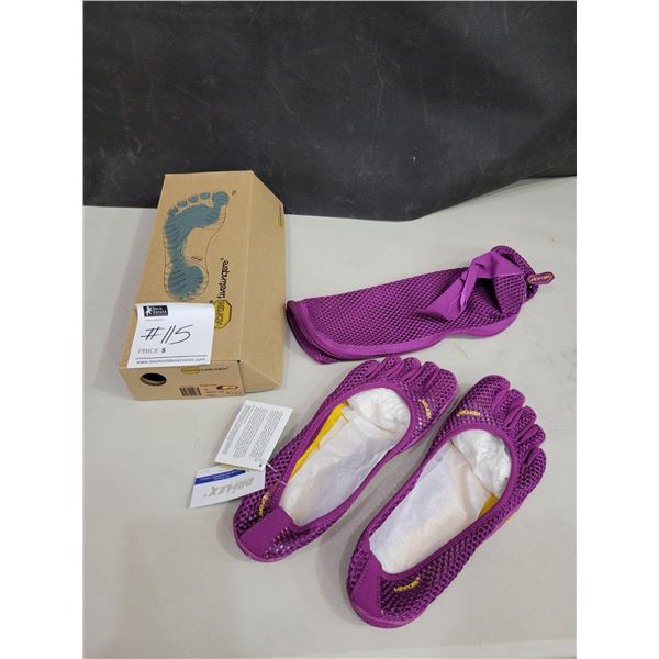 Vibram Fivefingers Magenta - Size 40 (Brand New)