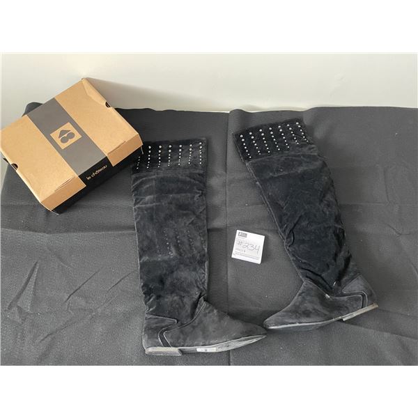 Le Chateau Women's Knee High Boots Size 10US (Brand New)