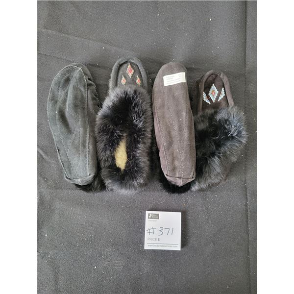 Women's Slippers Size 9.5 x2 (Like New)