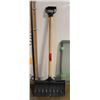 Image 1 : 2 SNOW SHOVELS