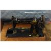 Image 2 : 1912 SINGER TREADLE -ORNATE WOOD. TOP WOOD NEEDS