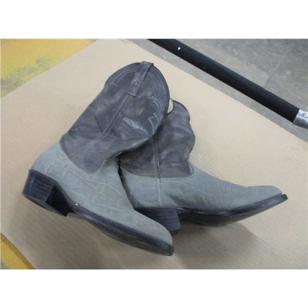 GREY WESTERN BOOT (SIZE 9D)