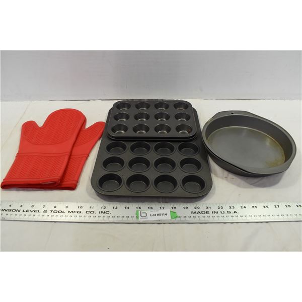 Muffin, Pie Tins & Silicone Oven Mitts