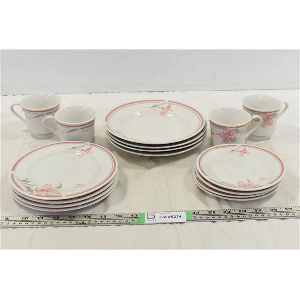 4 piece set - Mugs, Plates & Bowls