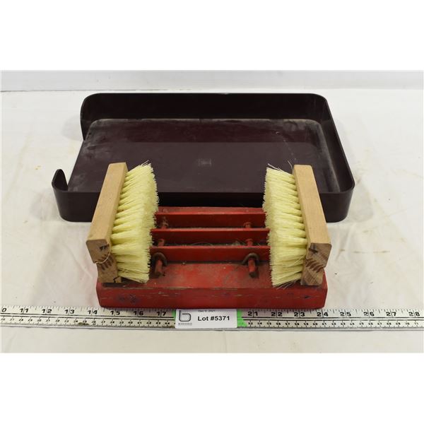 Scrubbing Brushes & Tray