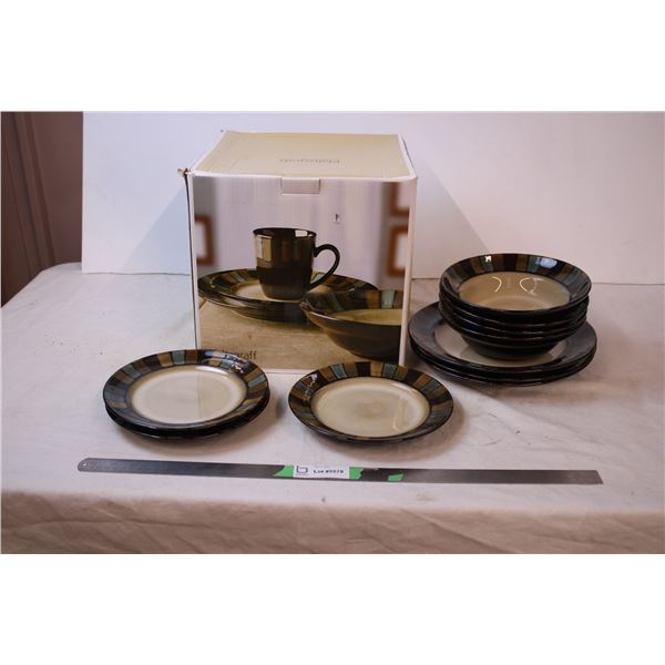 Very nice-Pfaltzgraff Dish Set (Brand New in box)  & extra pieces