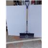 Image 1 : Yardmaster 15" steel snow shovel