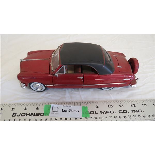 Maisto 1:18 Scale Car - 1950 Ford