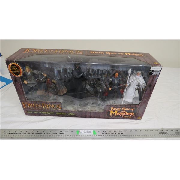 Lord of the Rings Return of the King black gate of mordor figures (NIB)