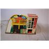 Image 5 : Vintage Fisher Price Little People-Bus, Garage and Car Wash