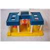 Image 7 : Vintage Fisher Price Little People-Bus, Garage and Car Wash