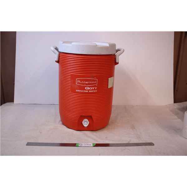 *Rubbermaid Drinking Water Tub