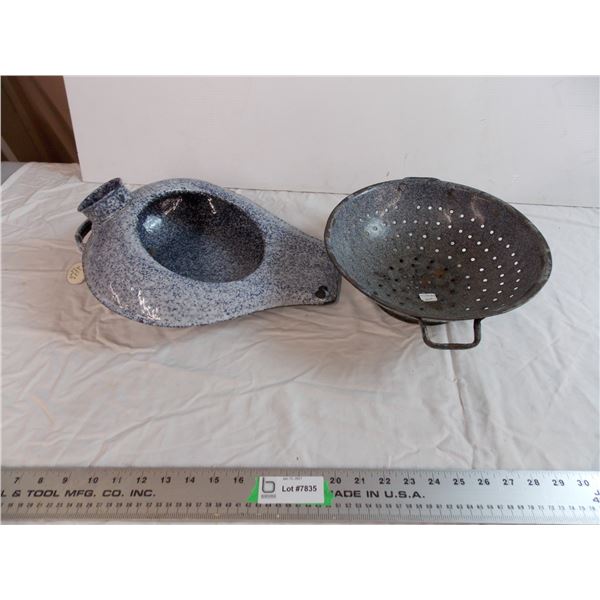 Blue enamel Bedpan + Collander