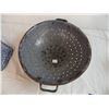Image 5 : Blue enamel Bedpan + Collander