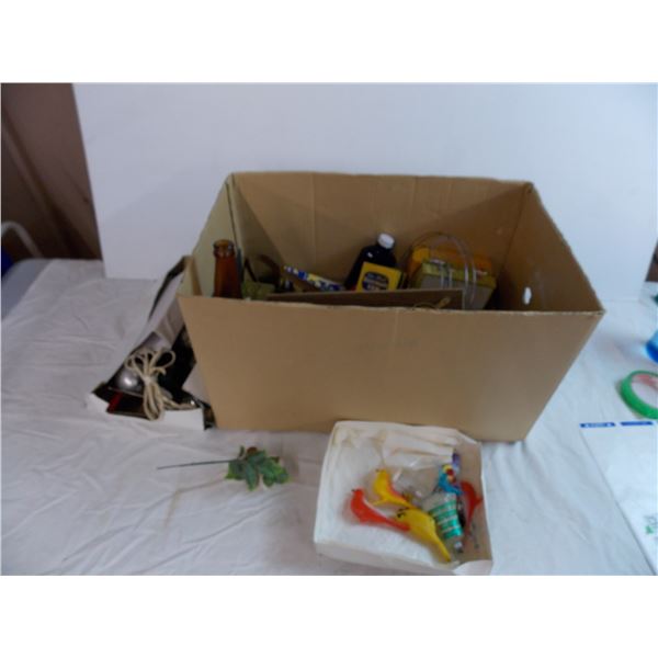 Box of vintage trinkets, miscellaneous items