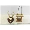 Image 1 : Mounted Antlers & Bird Feeder