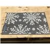 Image 1 : Snowflake Accent Rug (20in x 34in)