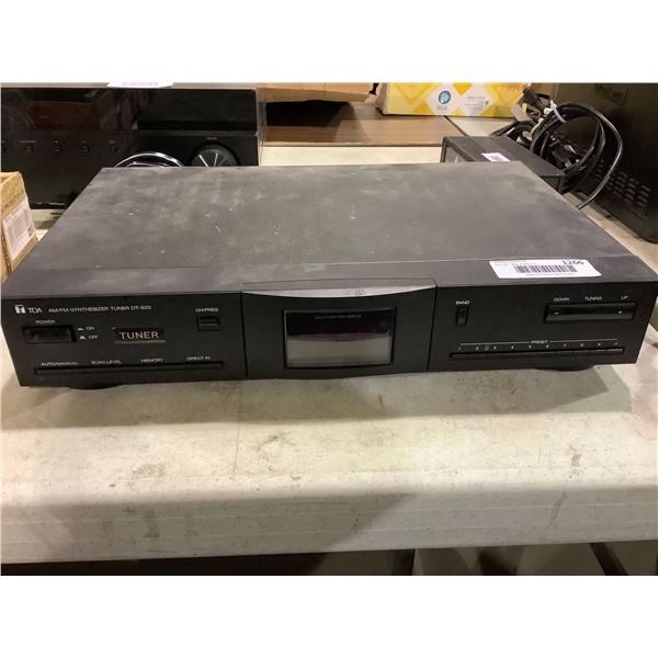 TOA AM/FM Synthesizer Tuner DT-920