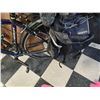 Image 2 : DAVINCI RACING BIKE AND 2 PAIRS OF SHOES