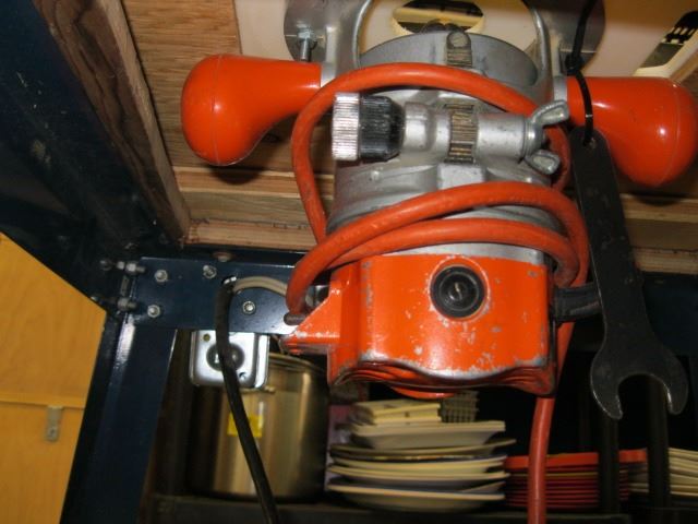 ROUTER TABLE WITH BLACK & DECKER ROUTER