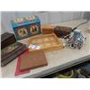Image 2 : Trinket Boxes, Display Case, 1 Christmas Village Ornament - Lights Up!