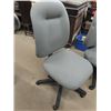Image 2 : 2 Swivel Office Chairs