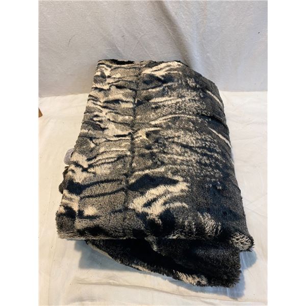 City safari fuzzy blanket