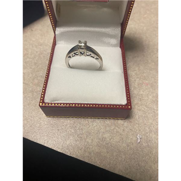 14K white gold Diamond ring 2.2 grams