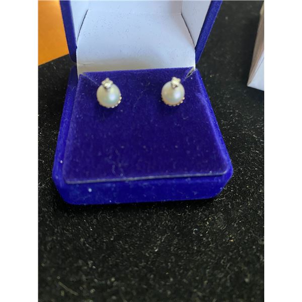 14K white gold Diamond and pearl earrings 2.4 grams
