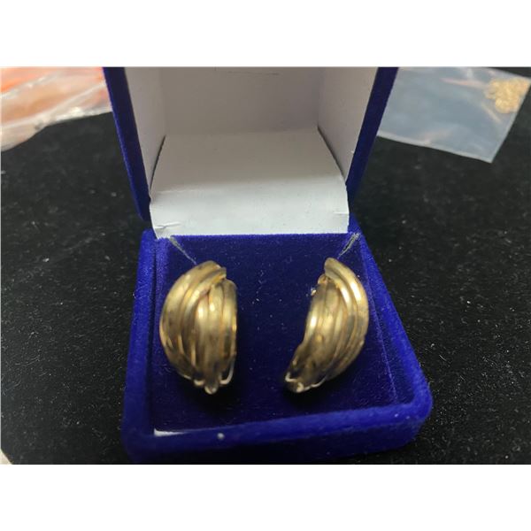 10K earrings 1.9 grams
