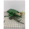 Image 3 : VINTAGE JOHN DEER PULL BEHIND COMBINE TOY