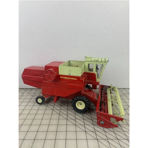 VINTAGE INTERNATIONAL HARVESTER COMBINE TOY