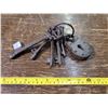 Image 1 : iron skeleton lock & keys