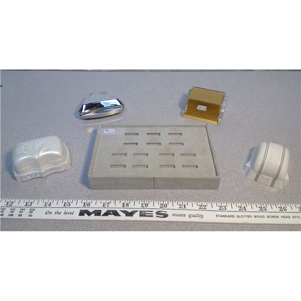 373. Lot of vintage ring boxes (4) and a ring display case