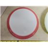 Image 2 : 2 Pyrex pie plates - res & green